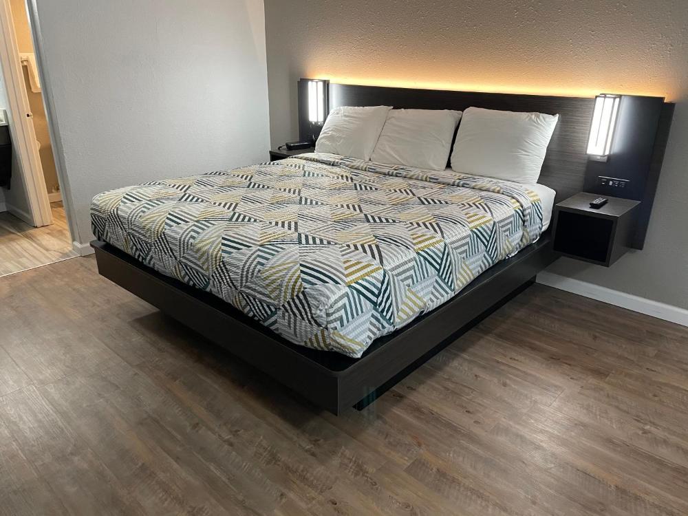 Deluxe King Room - Smoking interior